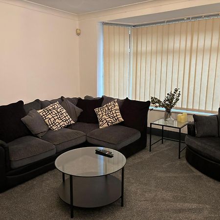 Cozy 3 Bed Home In Halifax With Secure Parking - Long & Short Stays Welcome! エクステリア 写真