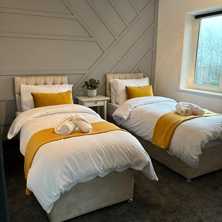 Cozy 3 Bed Home In Halifax With Secure Parking - Long & Short Stays Welcome! エクステリア 写真