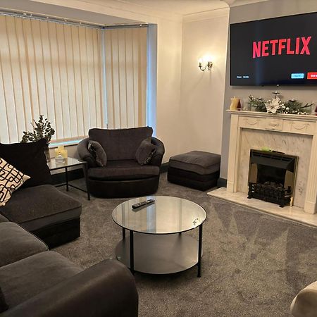 Cozy 3 Bed Home In Halifax With Secure Parking - Long & Short Stays Welcome! エクステリア 写真
