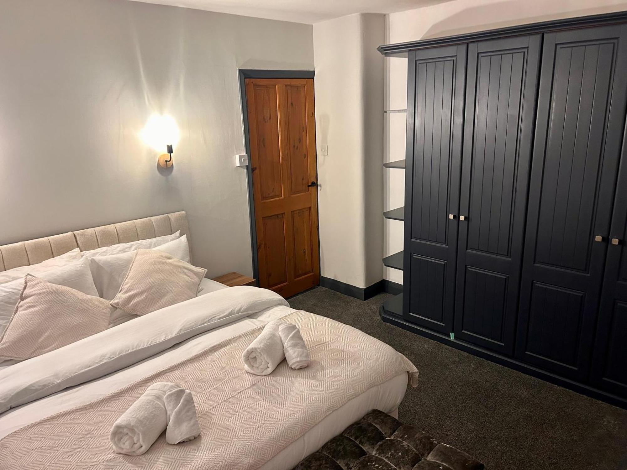 Cozy 3 Bed Home In Halifax With Secure Parking - Long & Short Stays Welcome! エクステリア 写真