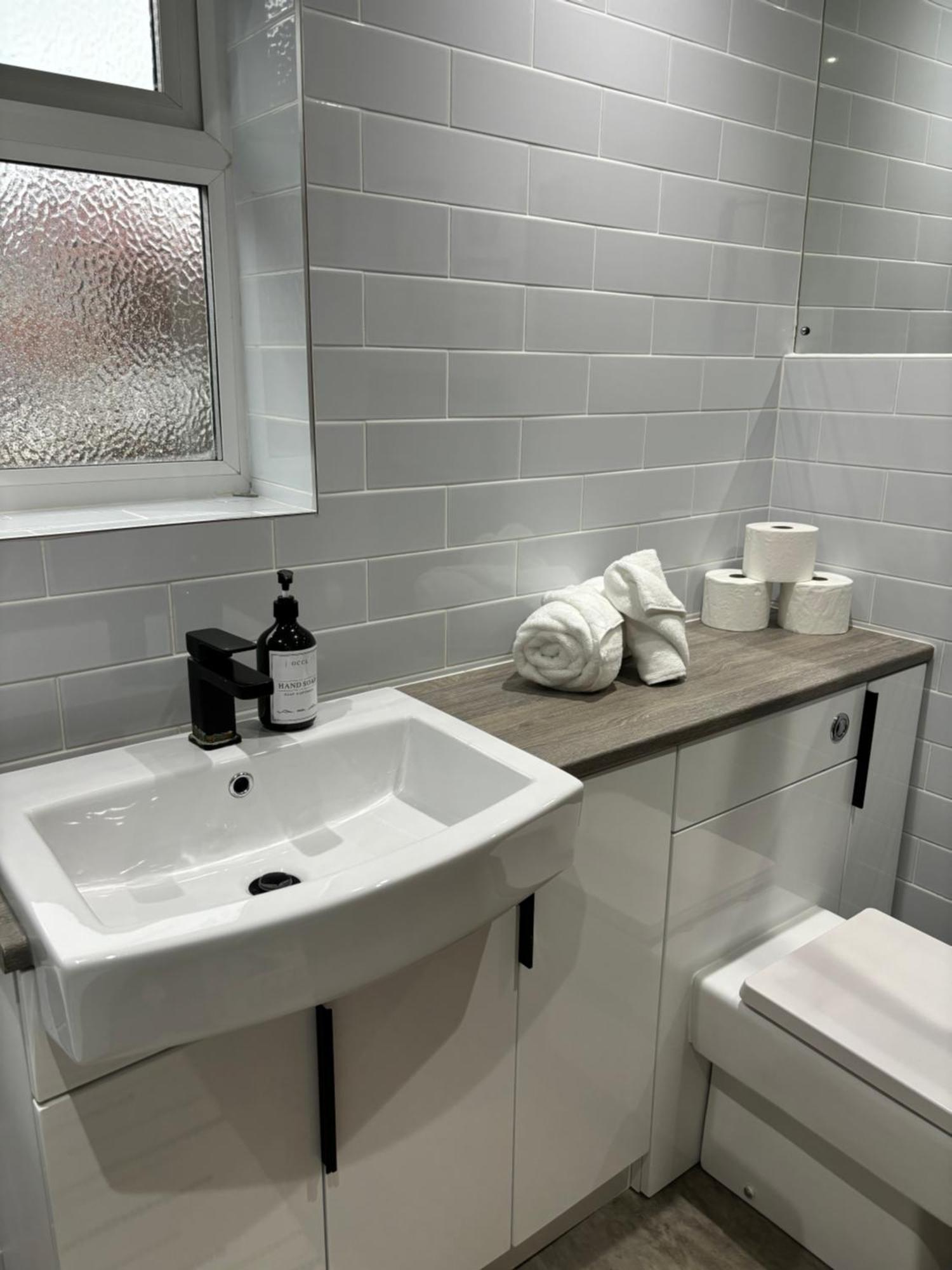 Cozy 3 Bed Home In Halifax With Secure Parking - Long & Short Stays Welcome! エクステリア 写真