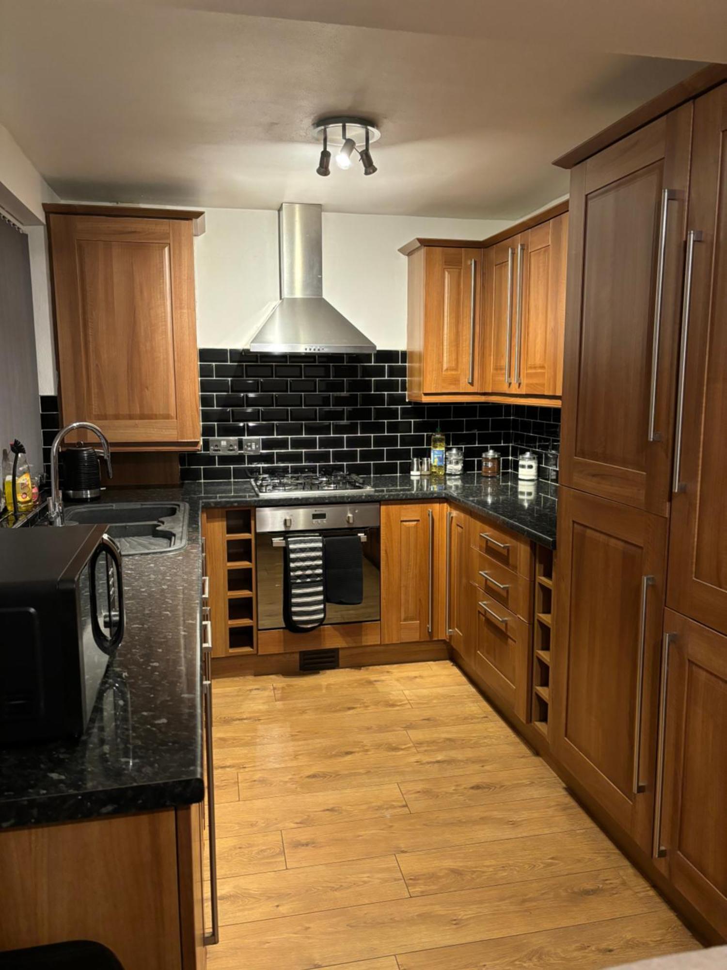 Cozy 3 Bed Home In Halifax With Secure Parking - Long & Short Stays Welcome! エクステリア 写真