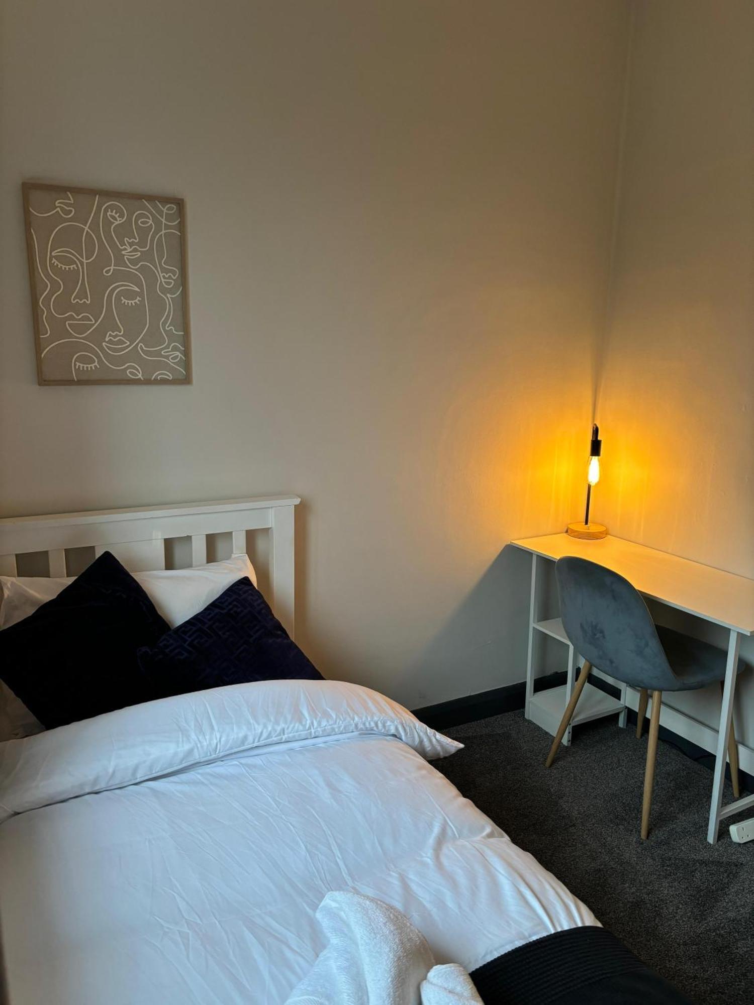 Cozy 3 Bed Home In Halifax With Secure Parking - Long & Short Stays Welcome! エクステリア 写真