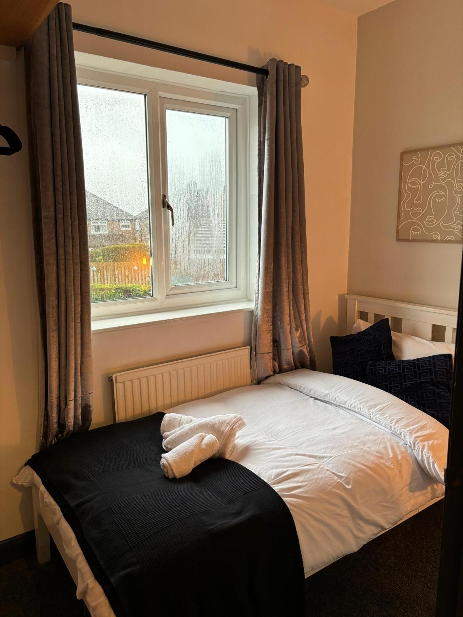 Cozy 3 Bed Home In Halifax With Secure Parking - Long & Short Stays Welcome! エクステリア 写真
