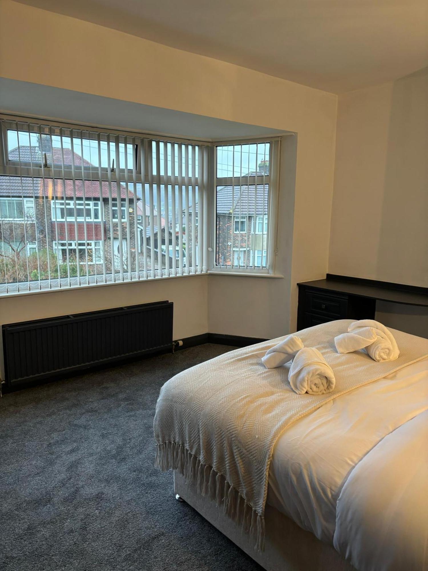 Cozy 3 Bed Home In Halifax With Secure Parking - Long & Short Stays Welcome! エクステリア 写真