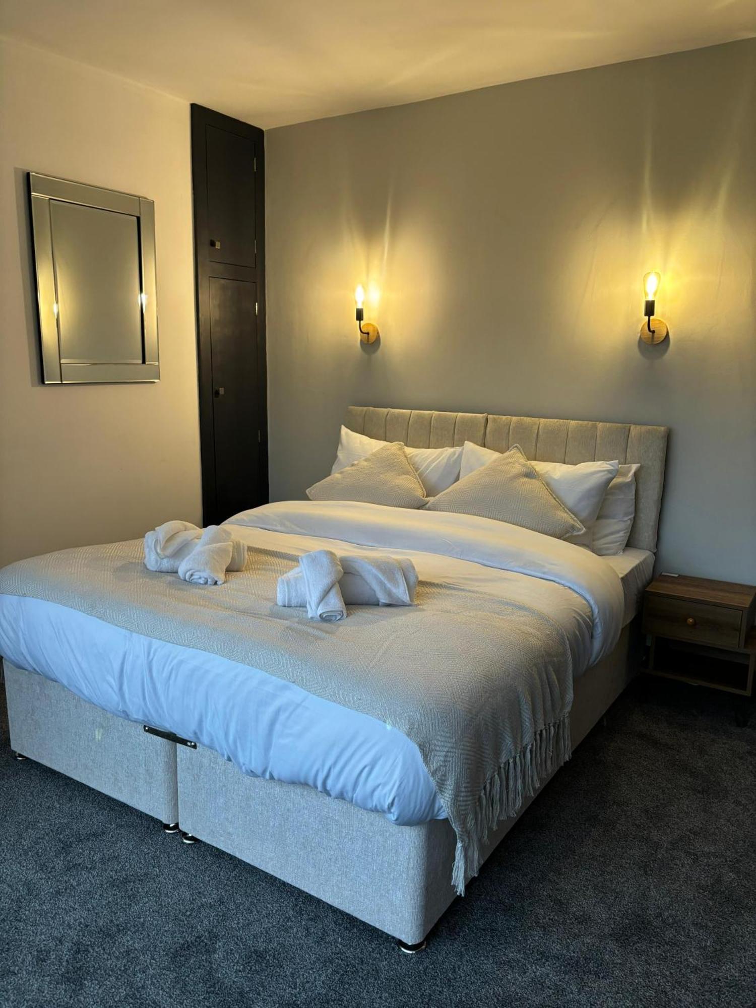 Cozy 3 Bed Home In Halifax With Secure Parking - Long & Short Stays Welcome! エクステリア 写真
