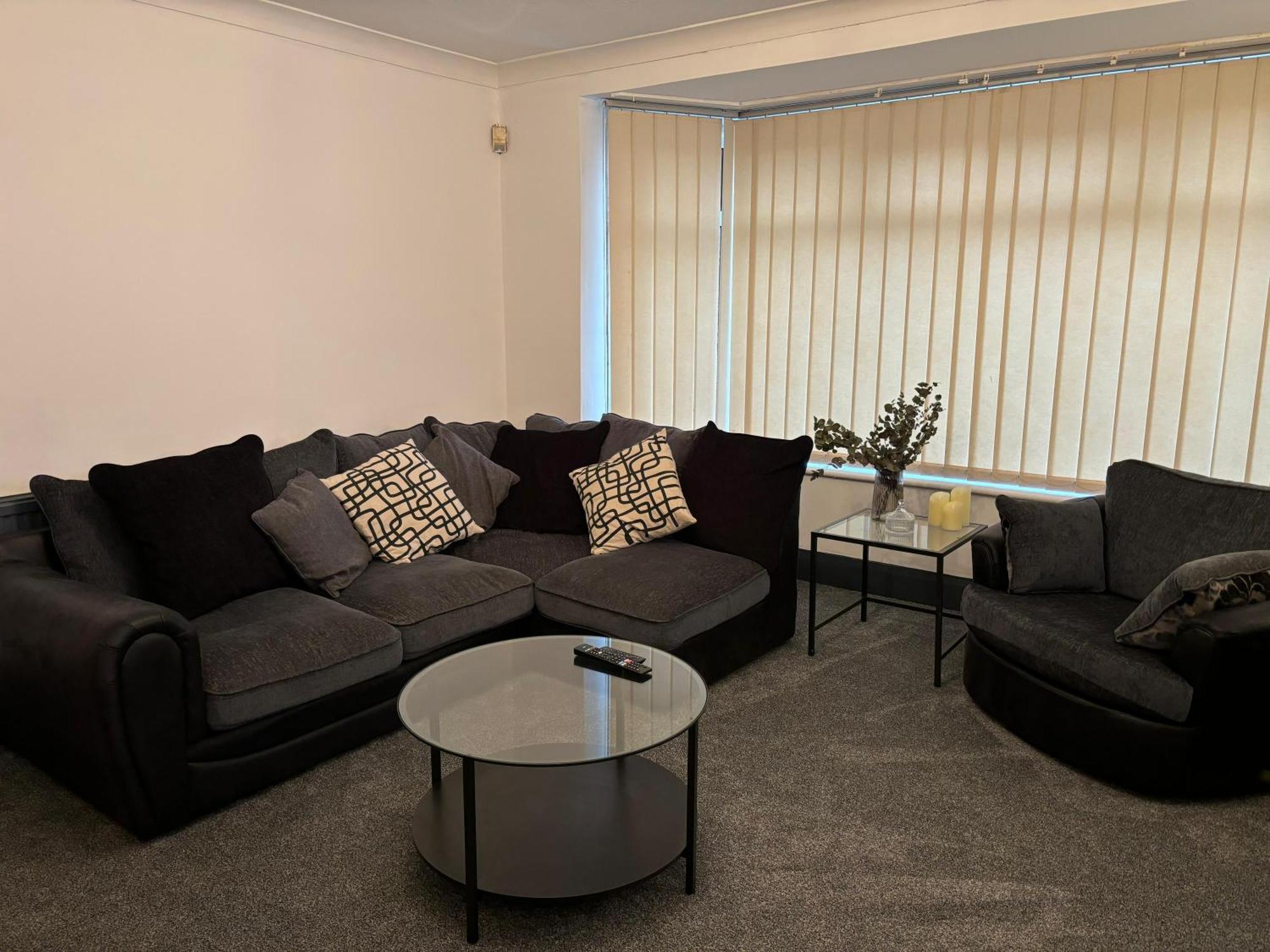 Cozy 3 Bed Home In Halifax With Secure Parking - Long & Short Stays Welcome! エクステリア 写真