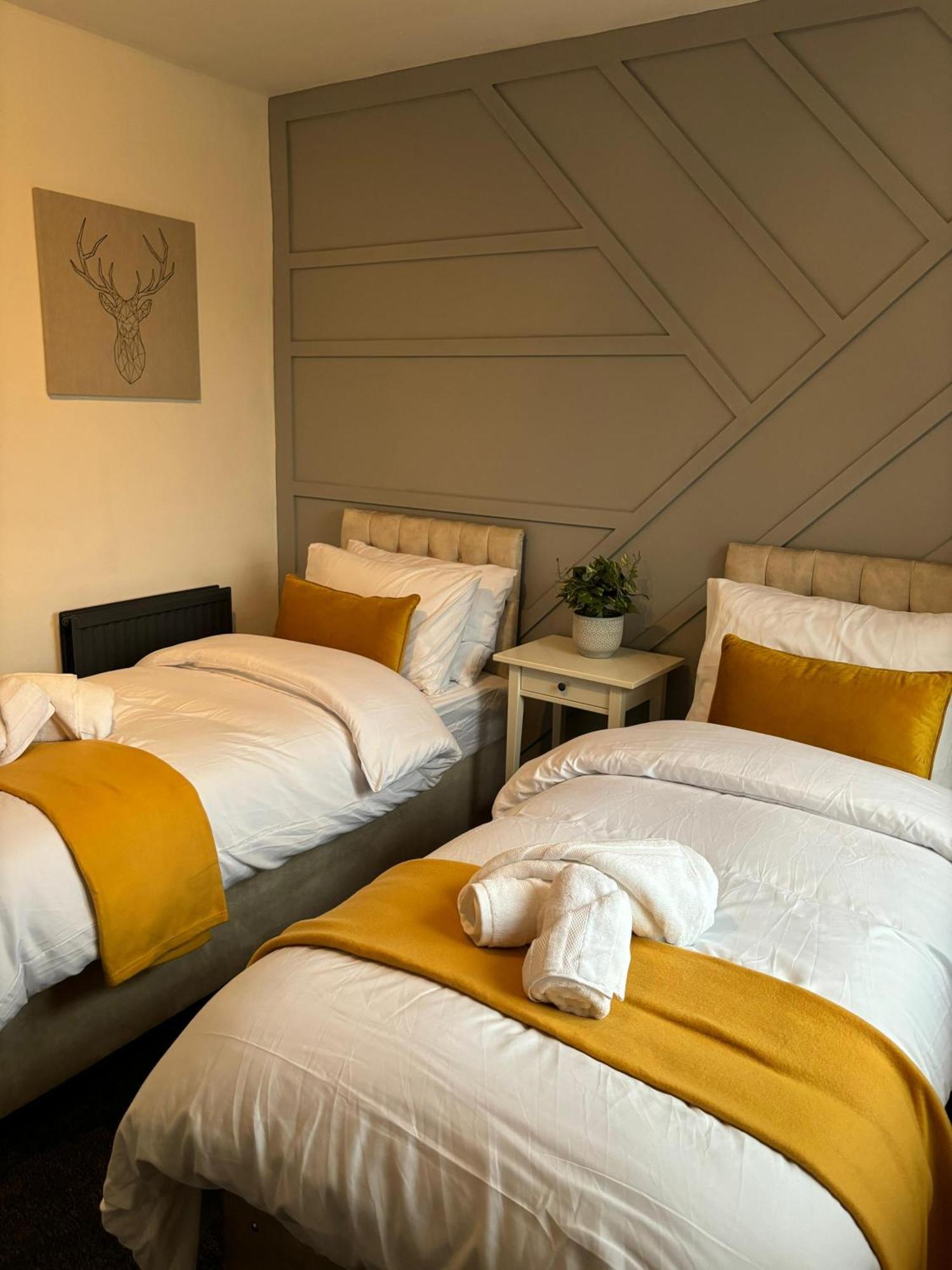 Cozy 3 Bed Home In Halifax With Secure Parking - Long & Short Stays Welcome! エクステリア 写真