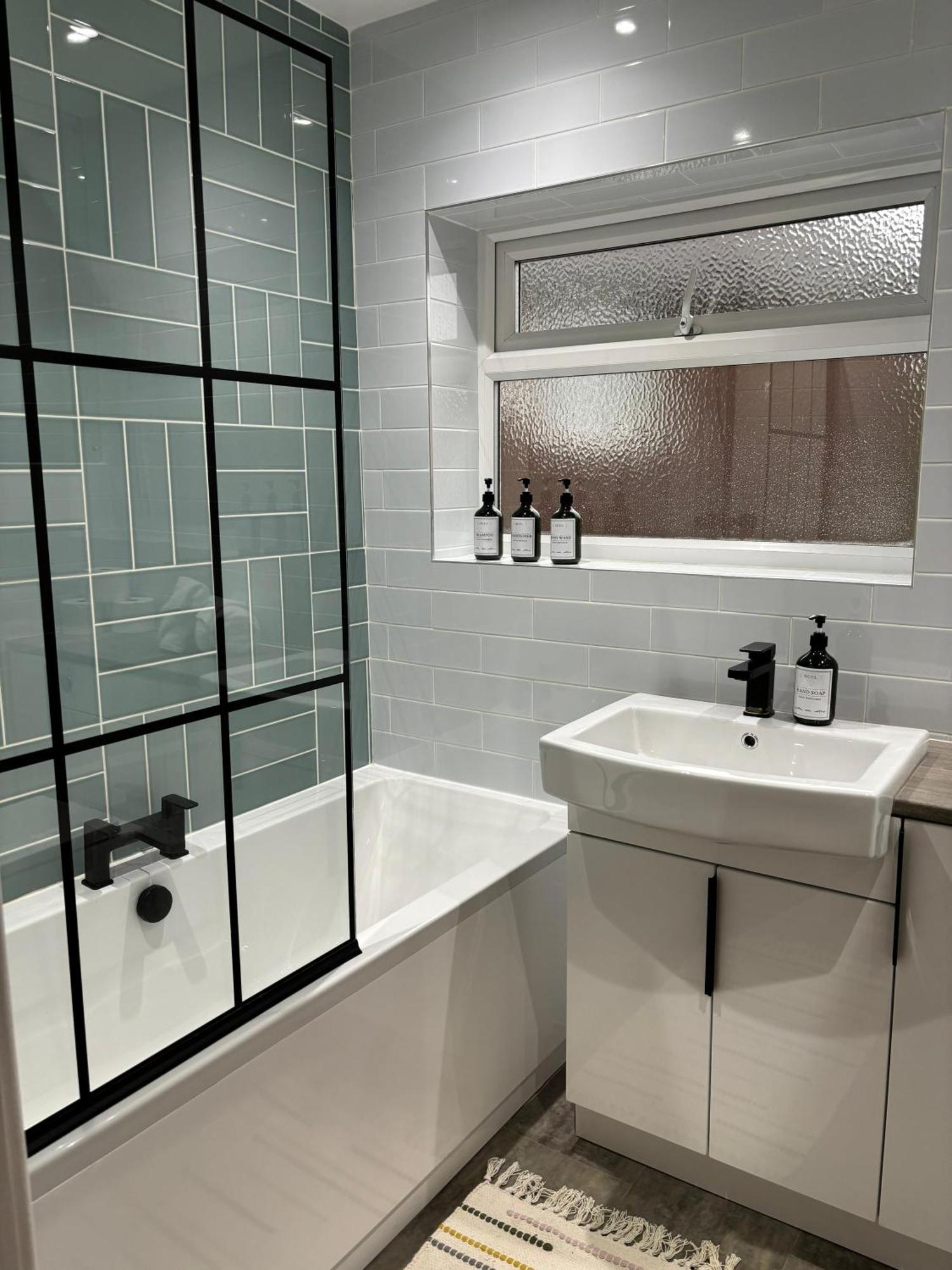 Cozy 3 Bed Home In Halifax With Secure Parking - Long & Short Stays Welcome! エクステリア 写真