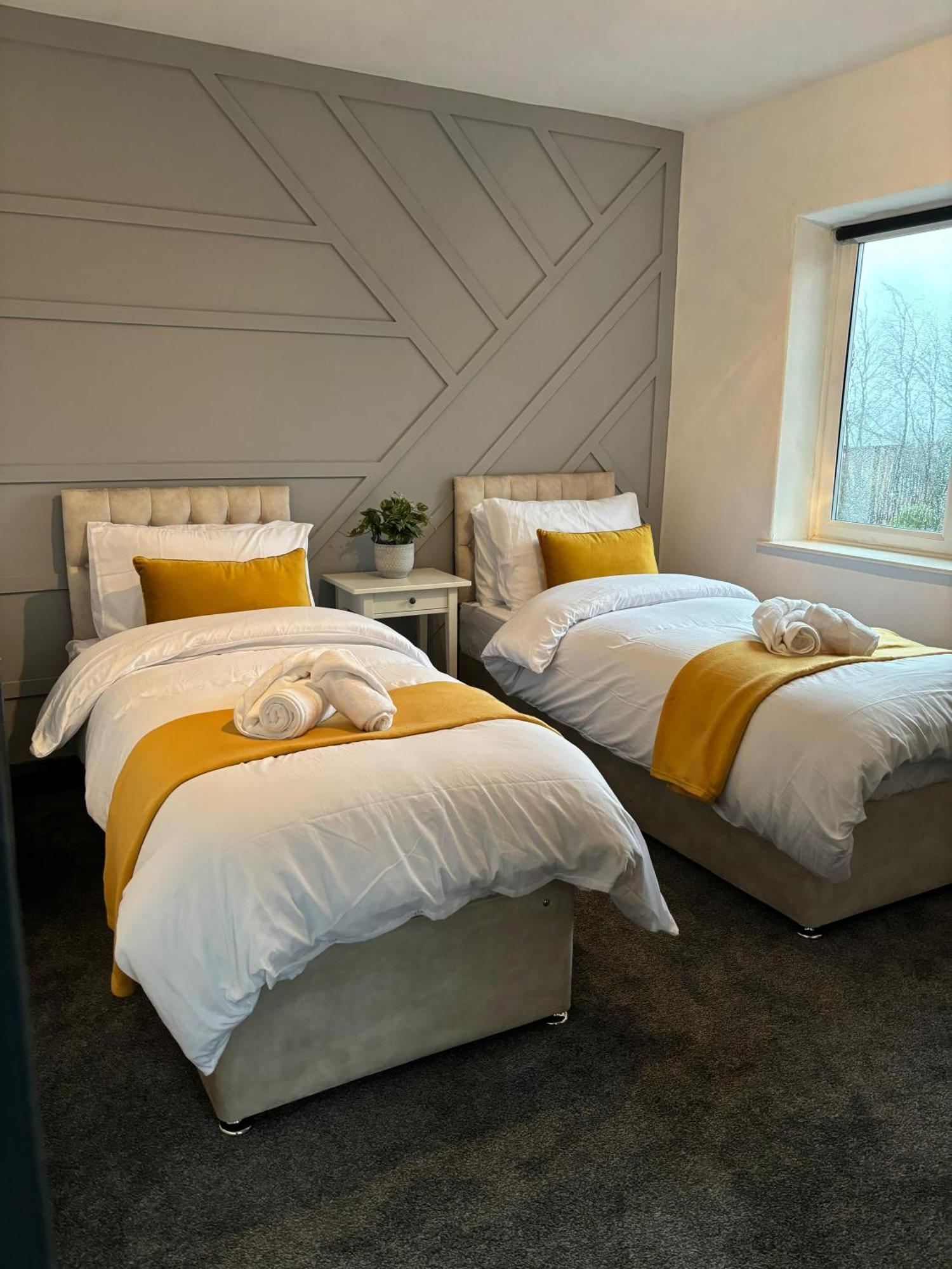 Cozy 3 Bed Home In Halifax With Secure Parking - Long & Short Stays Welcome! エクステリア 写真