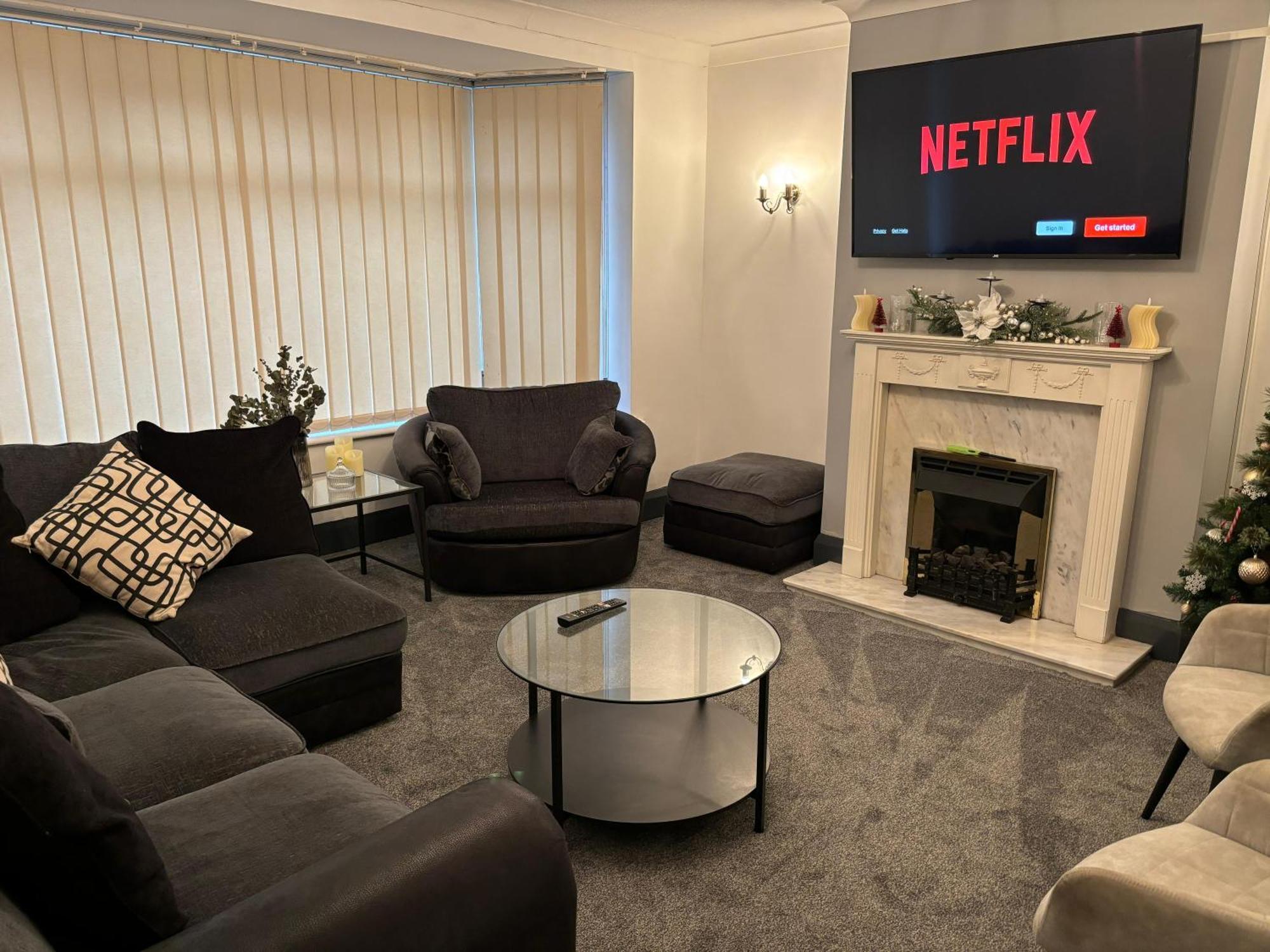 Cozy 3 Bed Home In Halifax With Secure Parking - Long & Short Stays Welcome! エクステリア 写真
